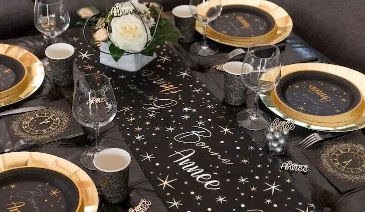 nouvel an deco noir et or exemple décor de table idée inspiration