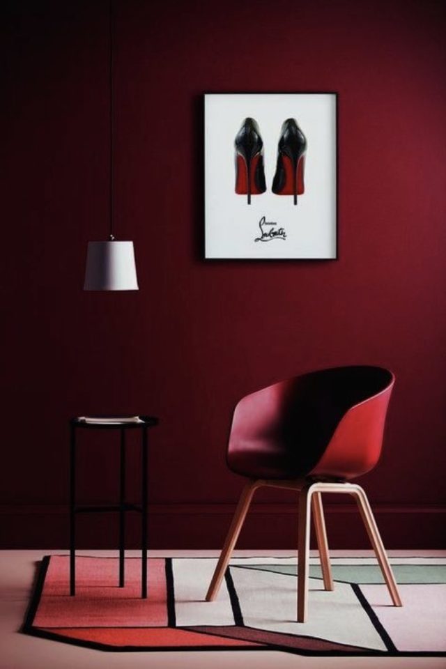 pantone 2023 interieur viva magenta exemple peinture murale chaise vintage design élégant chic