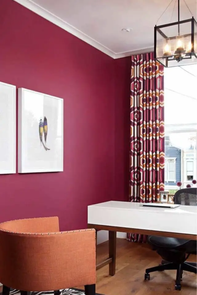 pantone 2023 interieur viva magenta exemple color bloc peinture mur rose rouge chaise orange vintage