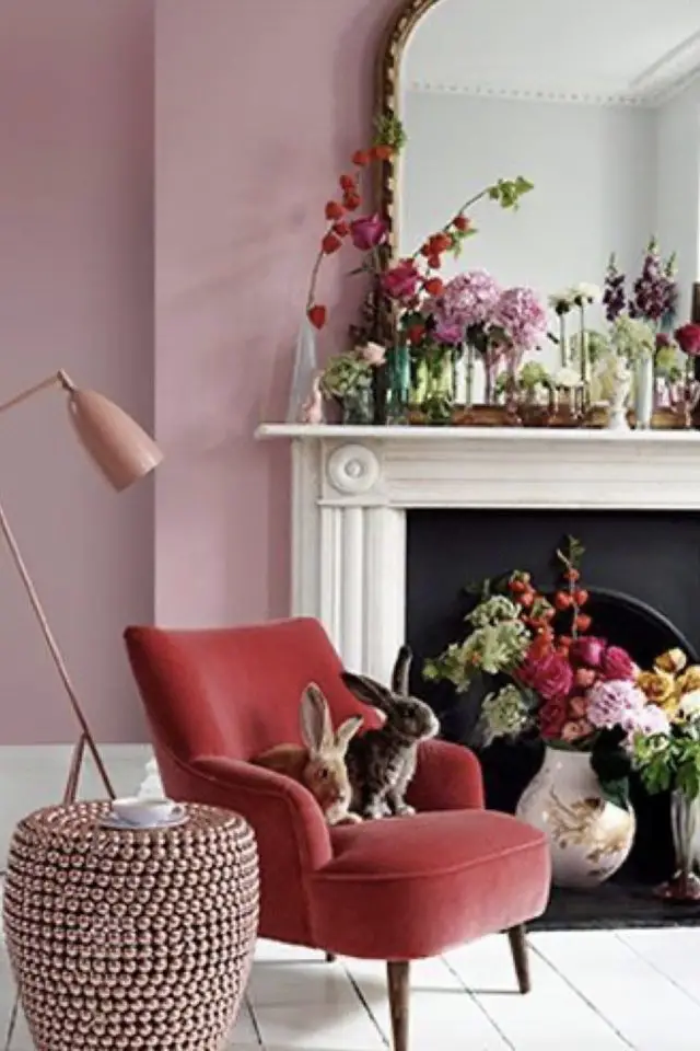 pantone 2023 interieur viva magenta exemple salon séjour fauteuil couleur rouge associé avec rose pastel