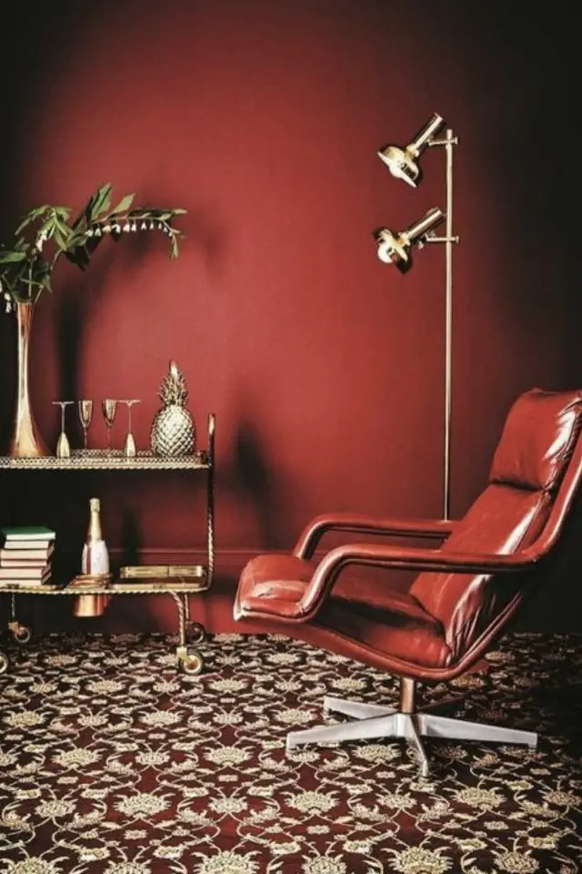 pantone 2023 interieur viva magenta exemple salon séjour intime et chic fauteuil en cuir design vintage
