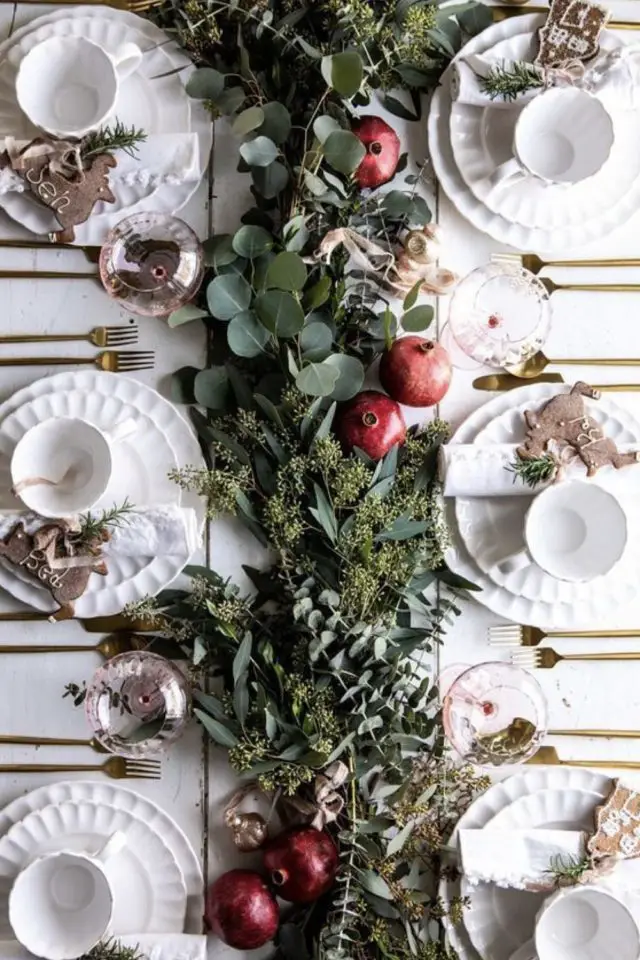 plus jolie deco de noel chemin de table naturel sapin eucalyptus grenade vert et rouge