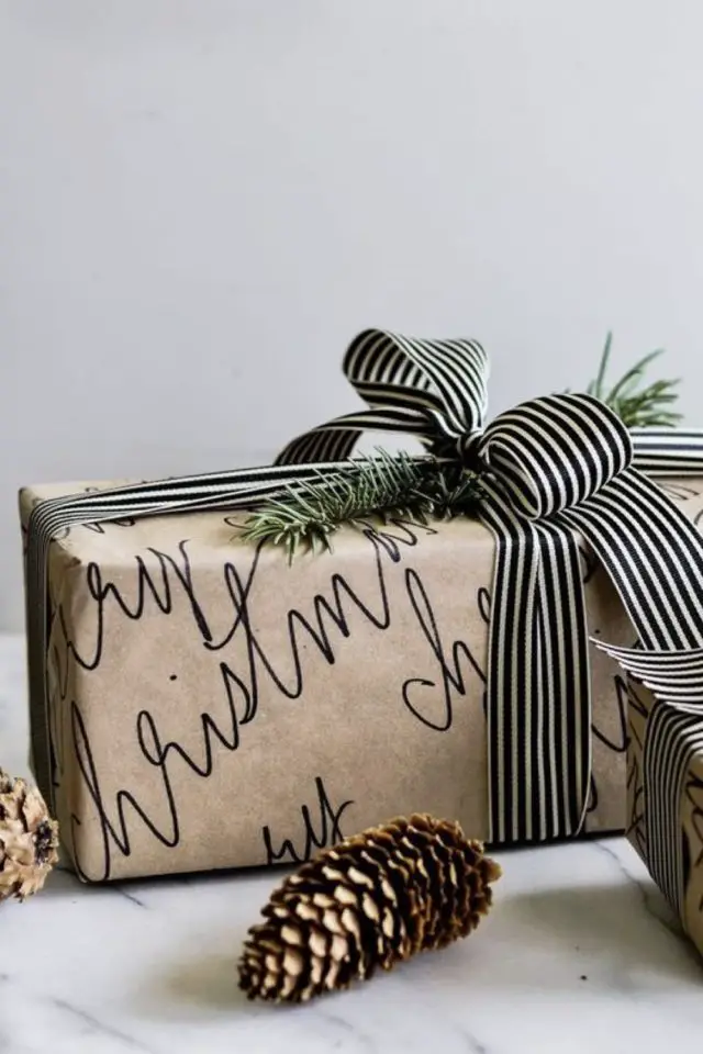 plus jolie deco de noel paquet emballage cadeau papier kraft message jolie typo noire