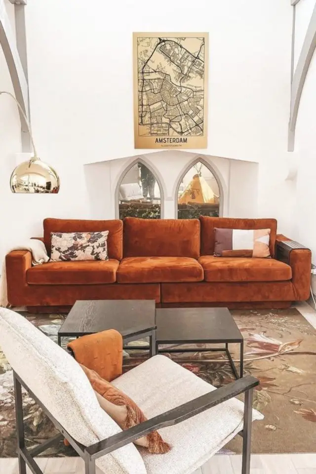 rechauffer ambiance salon couleur orange grand canapé en velours mur blanc moderne