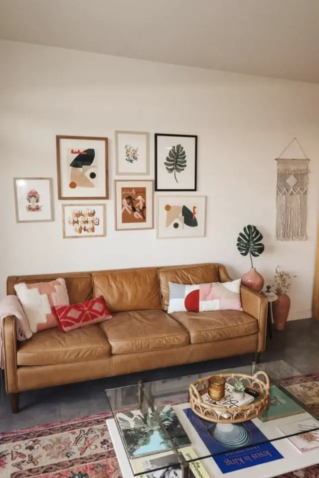 salon cosy canape cuir exemple tapis coussin illustrations murales couleur rose rouge chaleureux