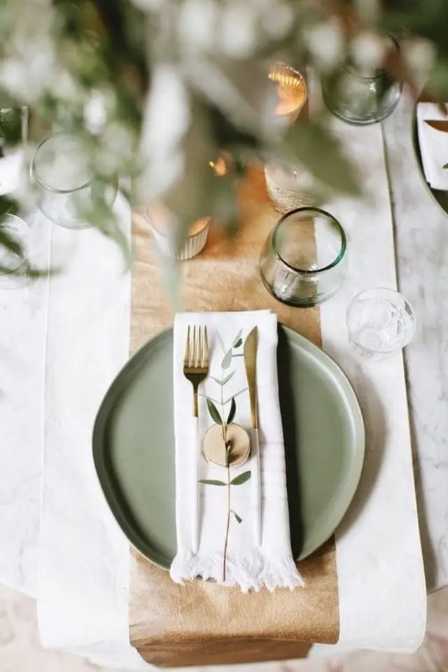 table nouvel an theme nature exemple chic et simple assiette verte petit rondin de bois eucalyptus