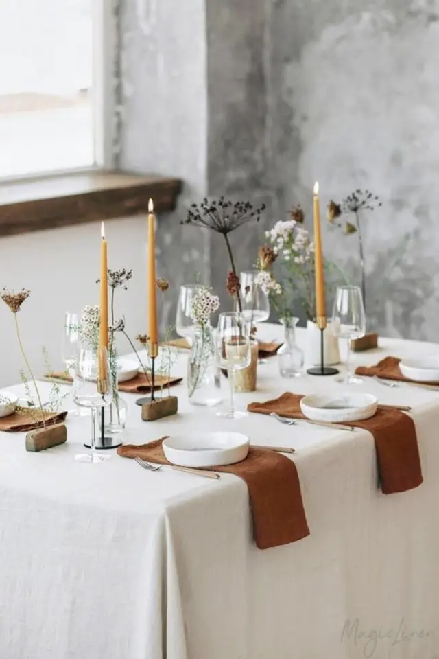 table nouvel an theme nature exemple élégant chic nappe blanche serviette terracotta assiette moderne bougies