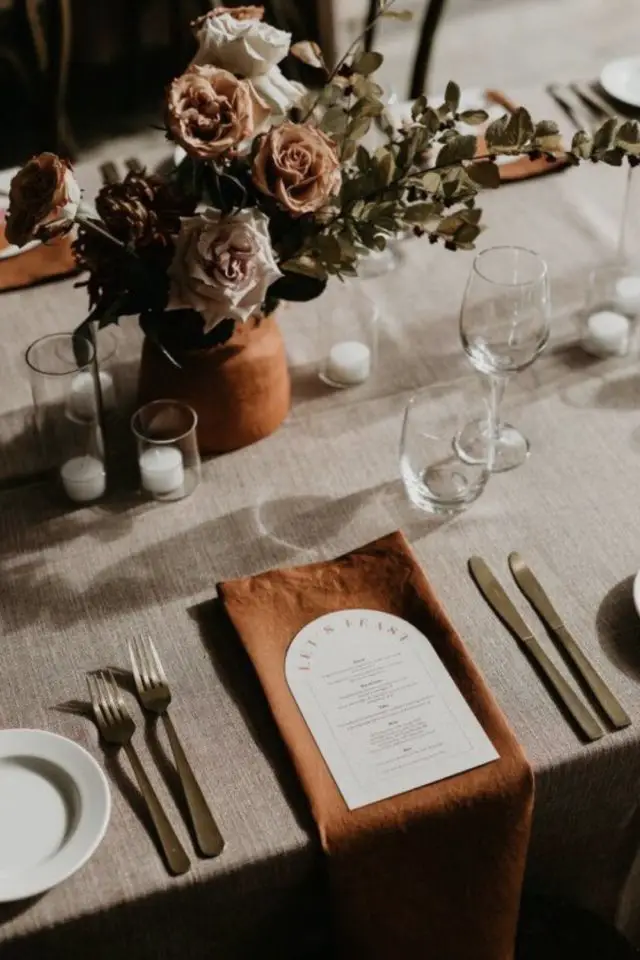 table nouvel an theme nature exemple chic et élégant terracotta vase et serviette menu moderne arrondi sur le haut