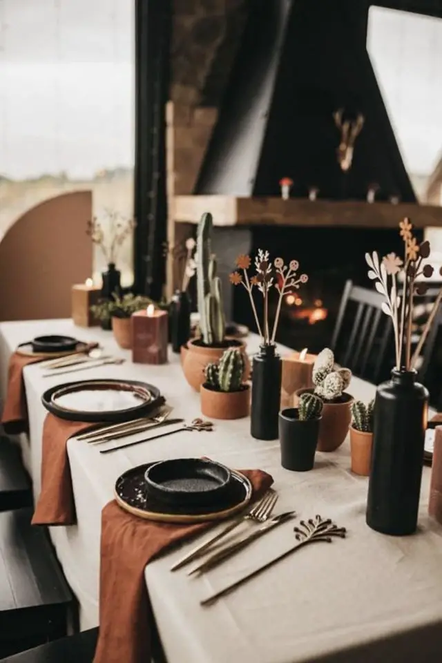 table nouvel an theme nature exemple chic et classe assiettes noir vase pot de fleur cactus terracotta