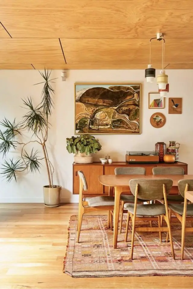tendance deco 2023 esprit vintage salle à manger meuble ancien rétro bois plante tableau