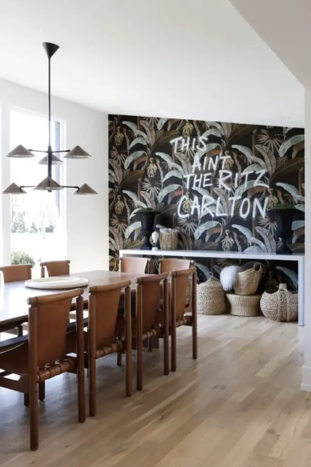chaise en cuir decoration salle a manger convivial moderne mur accent papier peint floral original
