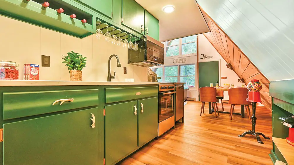 chalet montagne en A cuisine en linéaire couleur verte rappel de façade et de la nature meuble vintage pratique