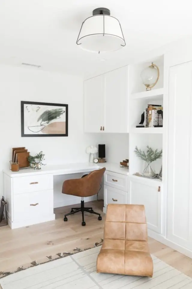 chambre ami cosy exemple grand meuble d'angle blanc bureau rangement penderie tapis moderne fauteuil design en cuir