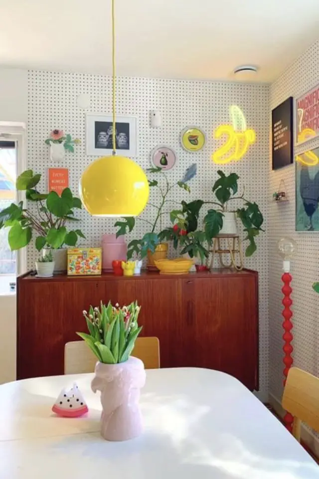 comment creer deco eclectique inattendu original touche de jaune luminaire néon plante verte salle à manger