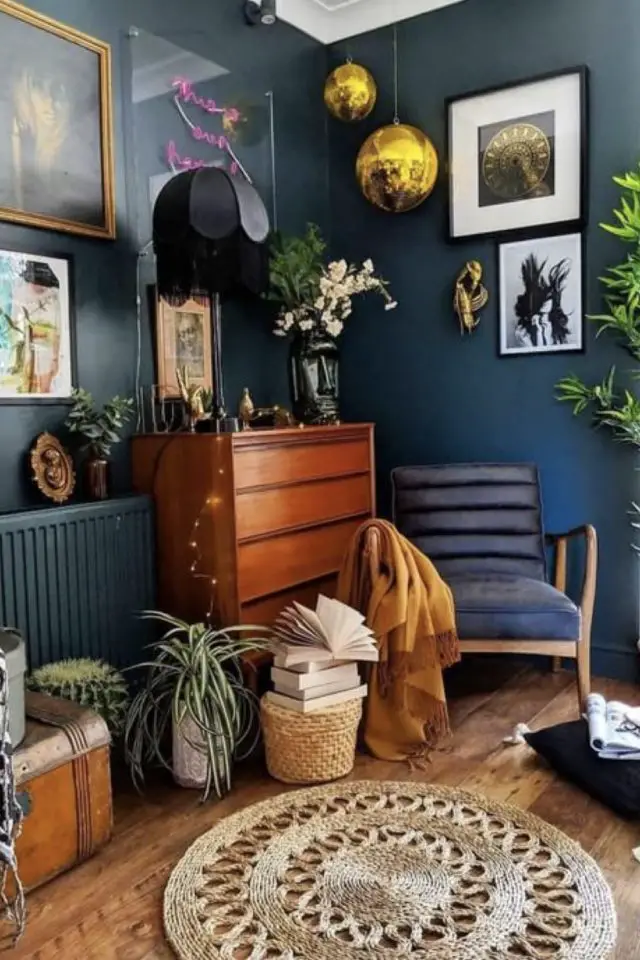 comment creer deco eclectique peinture couleur bleu meuble vintage année 50 lampe noir fauteuil accumulation objet peinture radiateur