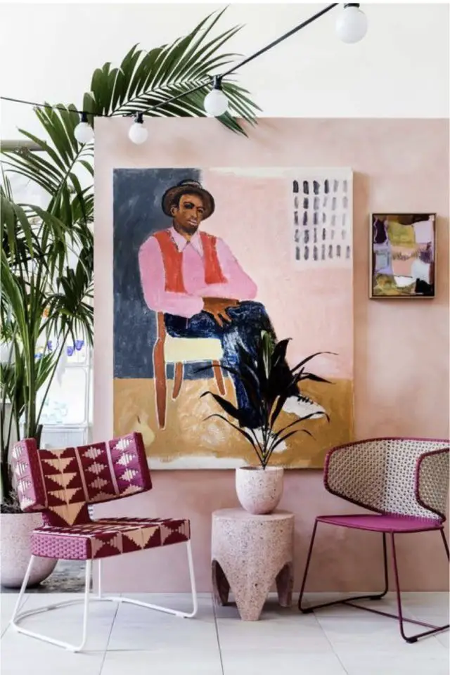 comment creer deco eclectique fauteuil original design motif couleur décor rose grand tableau