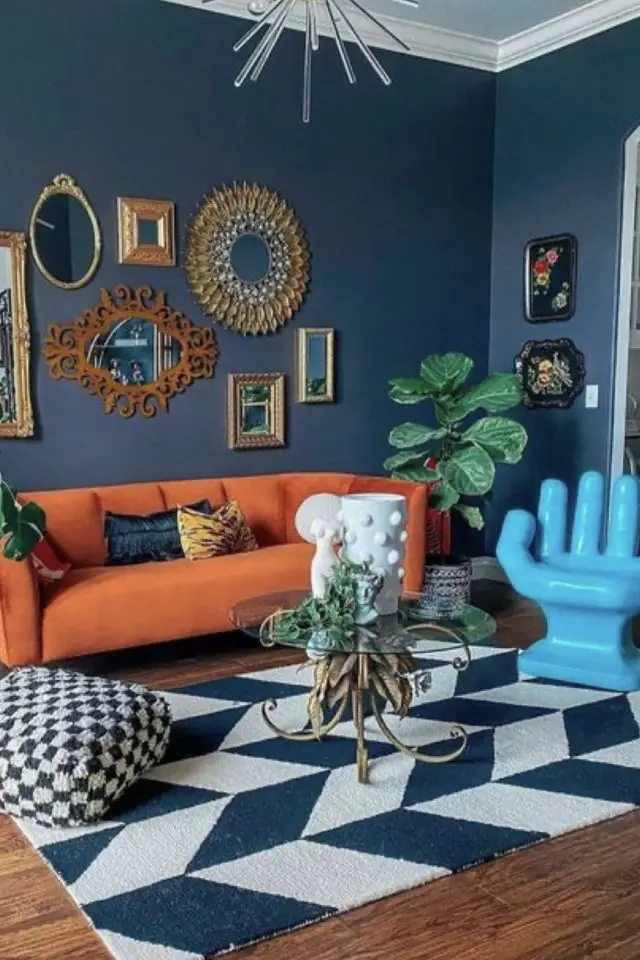 comment creer deco eclectique fauteuil design forme de main plastique bleu original contraste orange canapé séjour