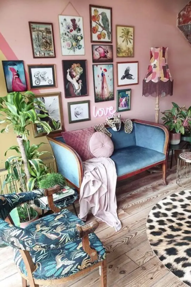 comment creer deco eclectique mélange de motif originaux léopard tropical banquette vintage en velours mur rose bleu cadre