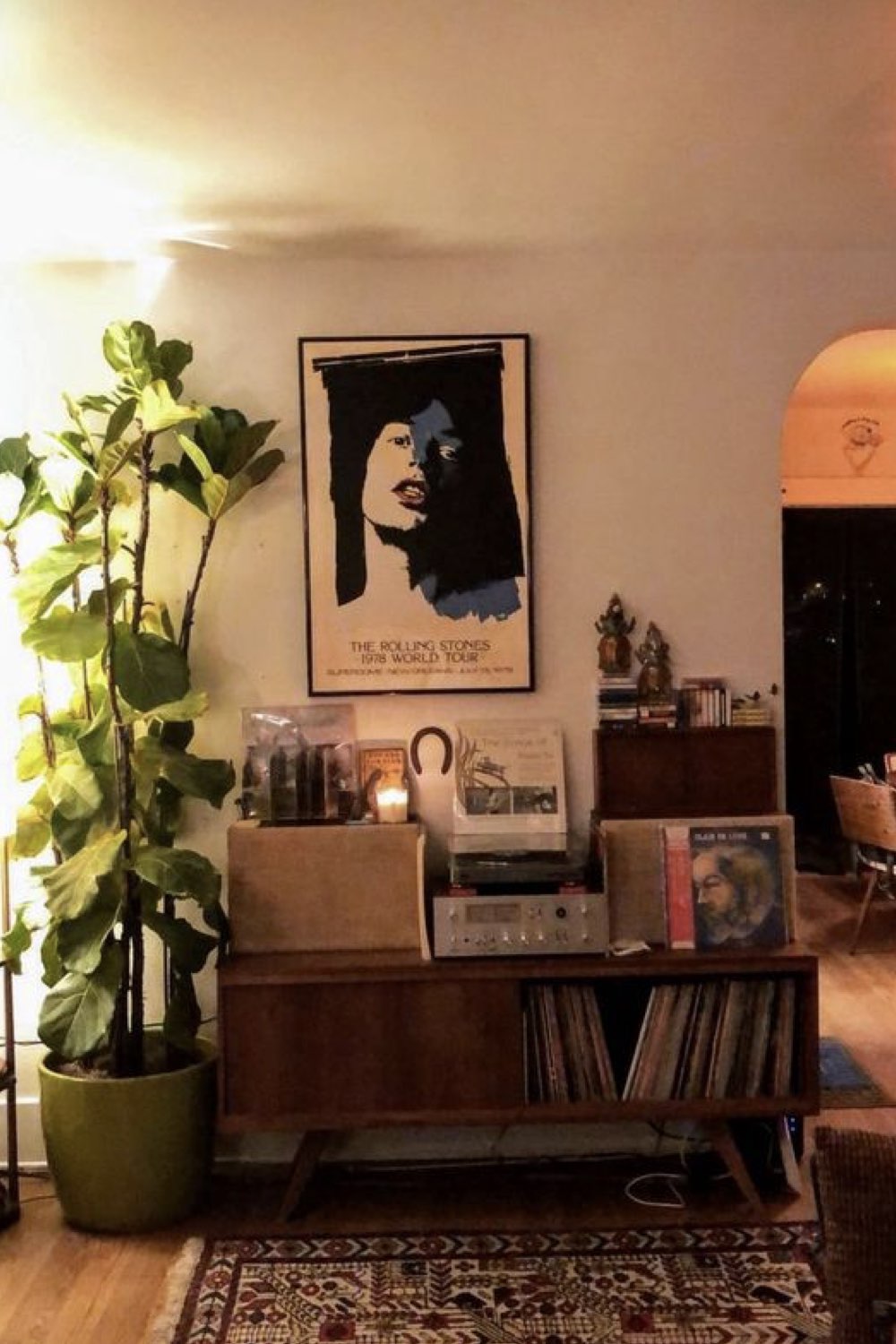 comment reussir deco salon meuble vintage platine vinyle affiche musique plante verte taille XL lumière soir