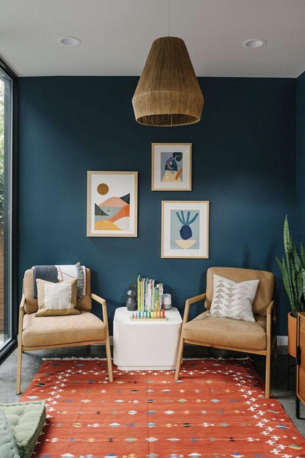 comment reussir deco salon mur peinture vert bleu canard fauteuil vintage tableau mur affiche moderne tapis rouge orangé