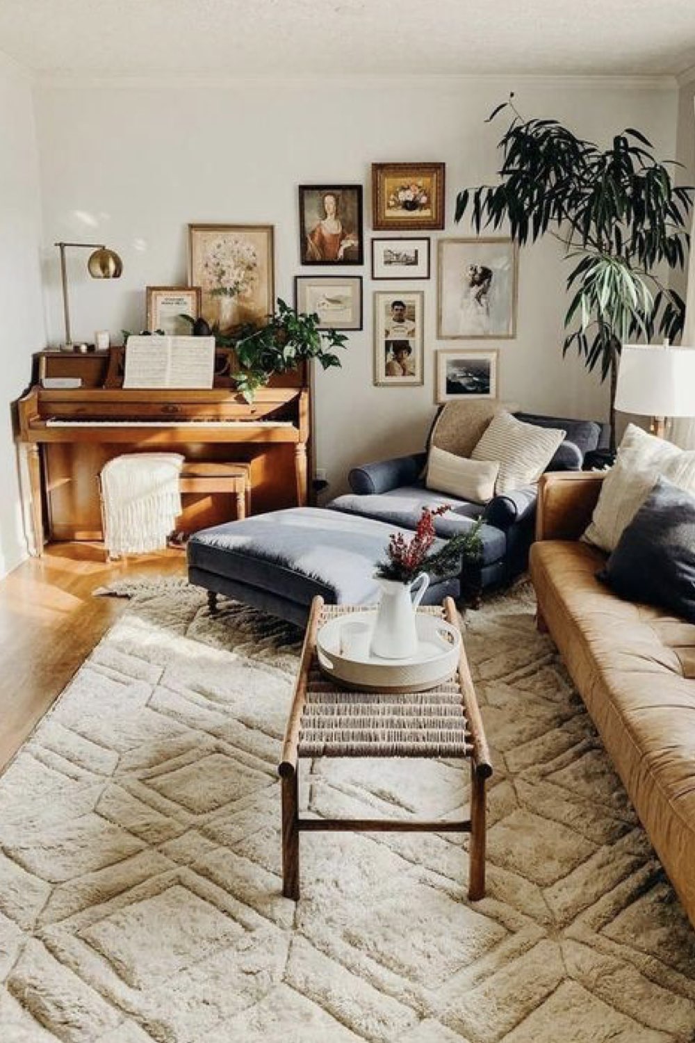 comment reussir deco salon méridienne grise tapis beige berbère moderne piano en bois décor mural cadre éclectique
