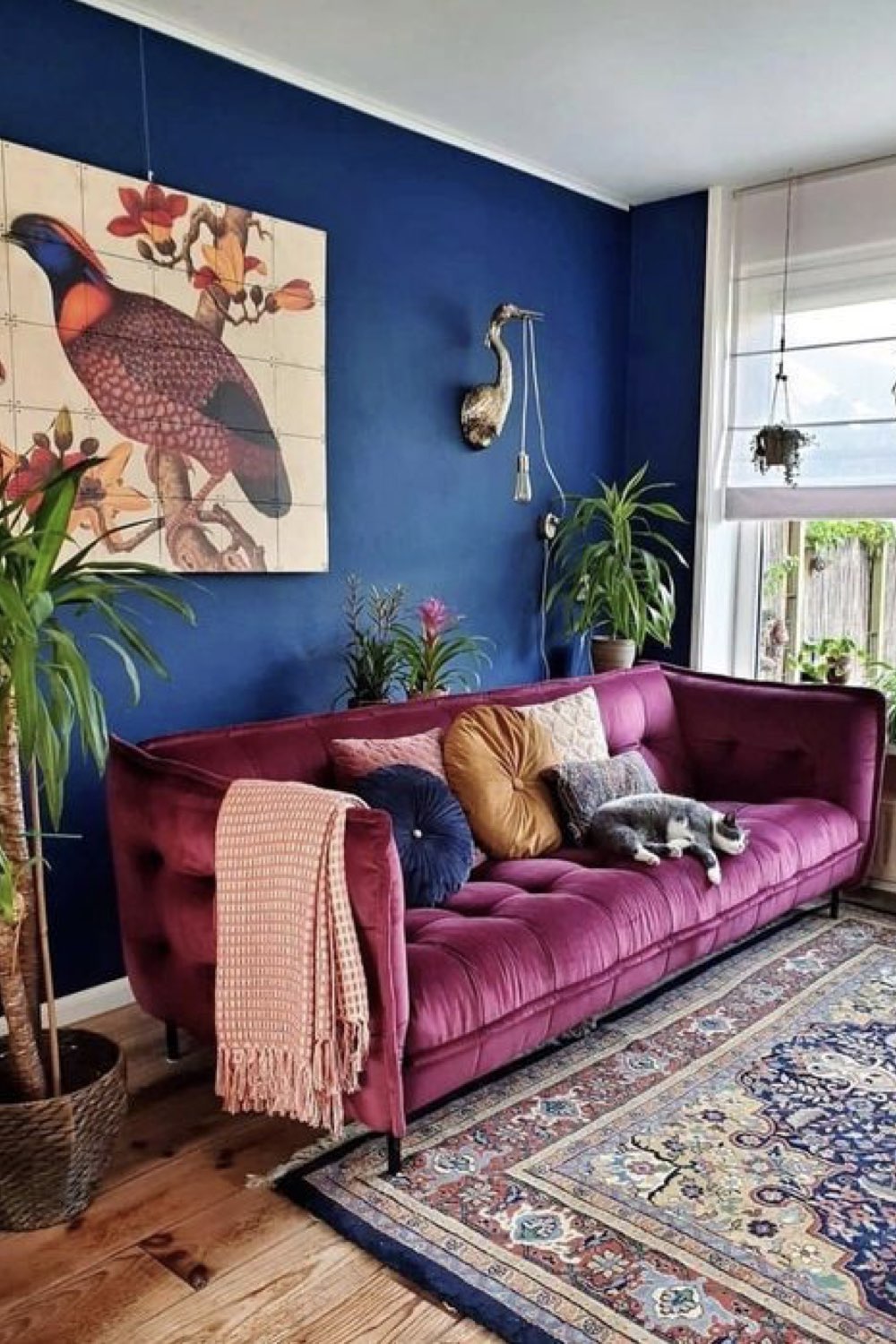 comment reussir deco salon décor original peinture mur bleu électrique canapé rose violet en velours tableau XXL oiseau