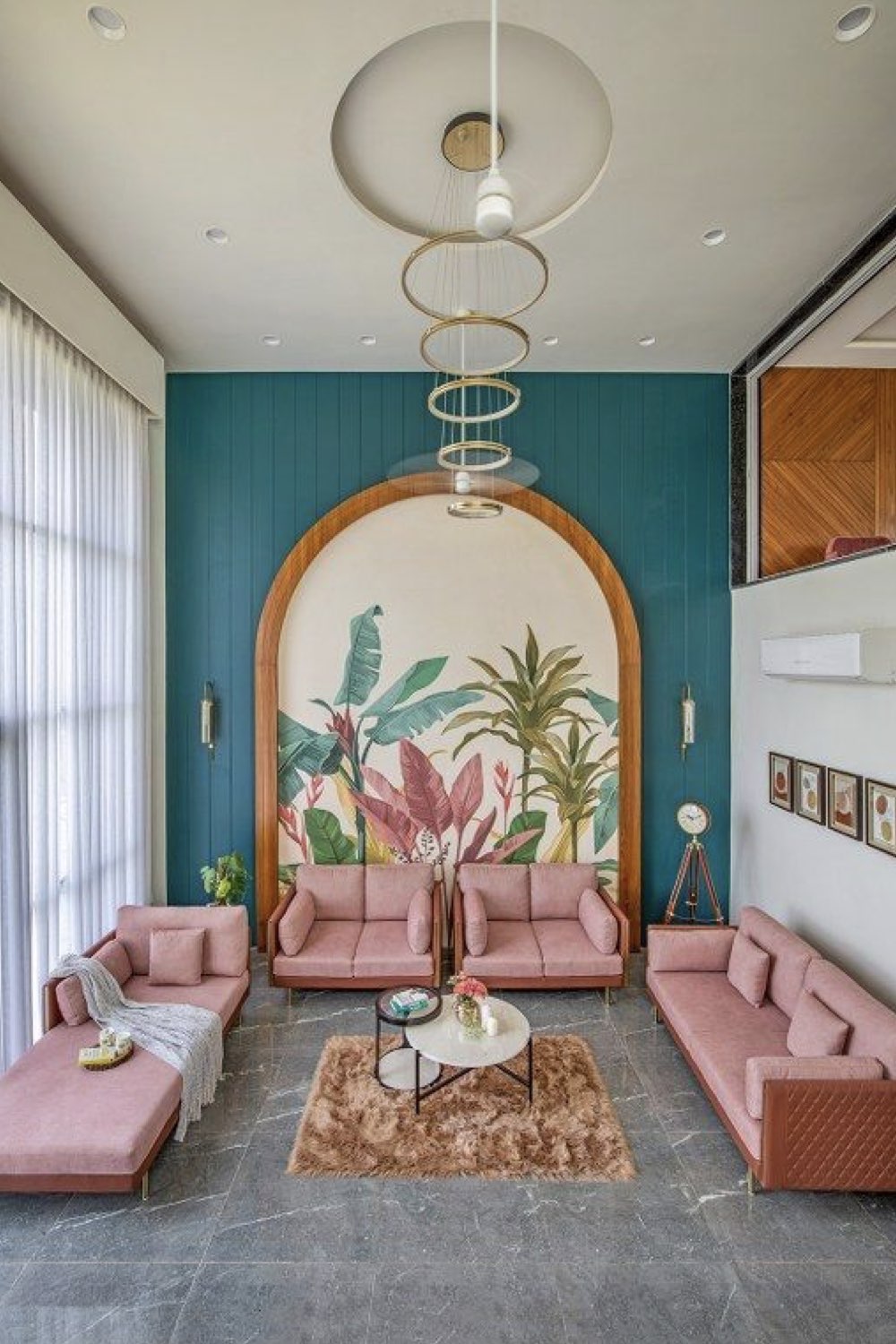 comment reussir deco salon décor mural original mélange lambris peint bleu canard et fresque tropicale canapé et fauteuil rose