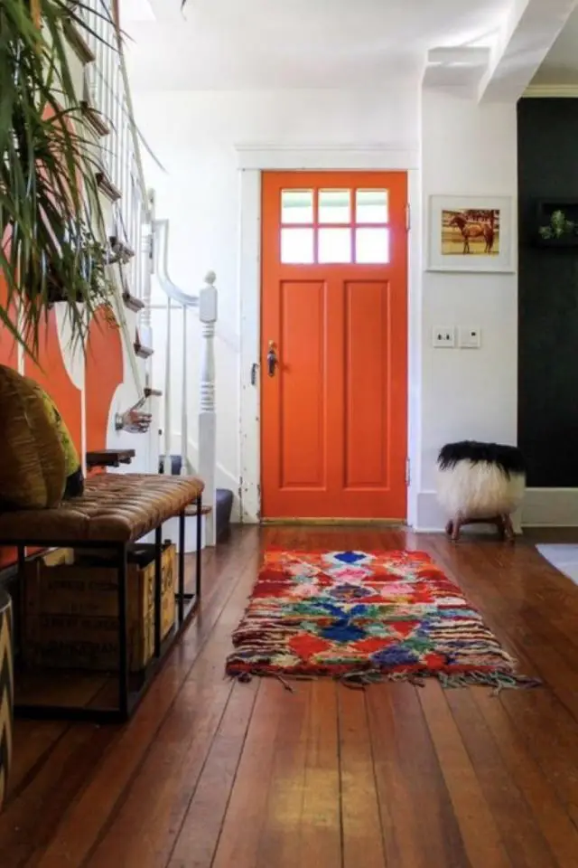 couleur de porte interieure tendance entrée blanche peinture orange original bonne humeur tapis multicolore