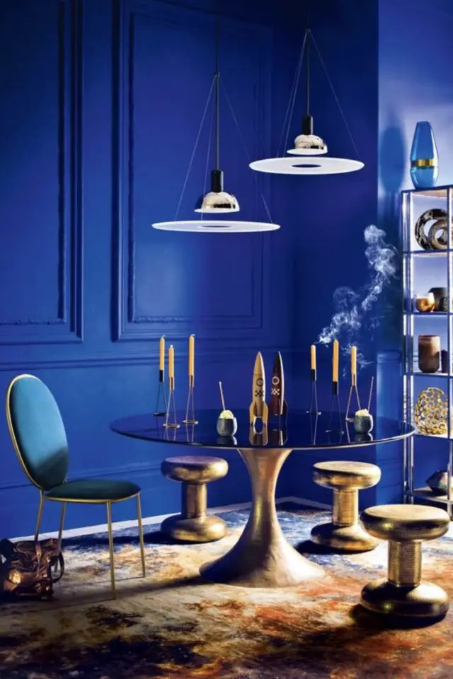 couleur deco bleu electrique exemple peinture murale moulure relief salle à manger contemporaine