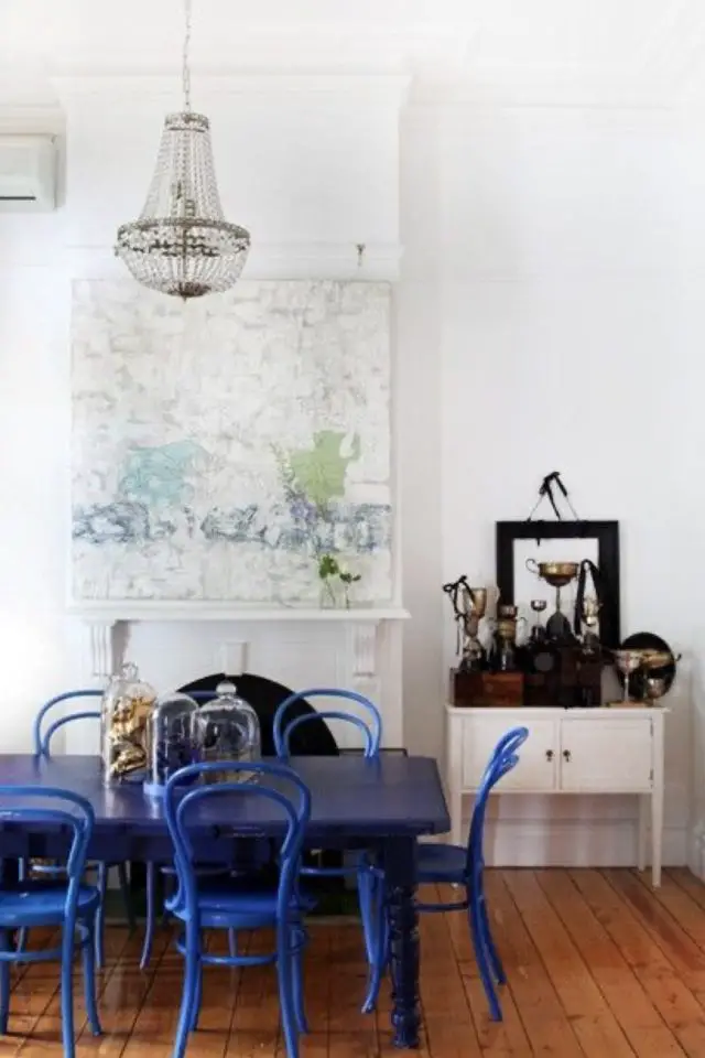 couleur deco bleu electrique exemple chaise de salle à manger déco moderne et vintage
