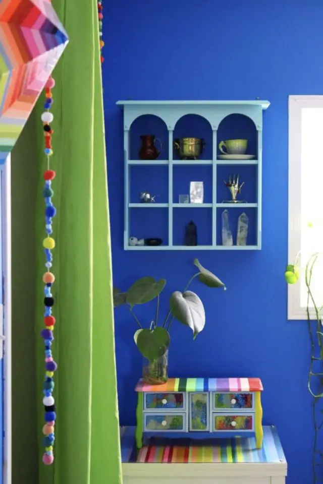 couleur deco bleu electrique exemple peinture murale unie originale flashy meuble bleu pastel rideau vert