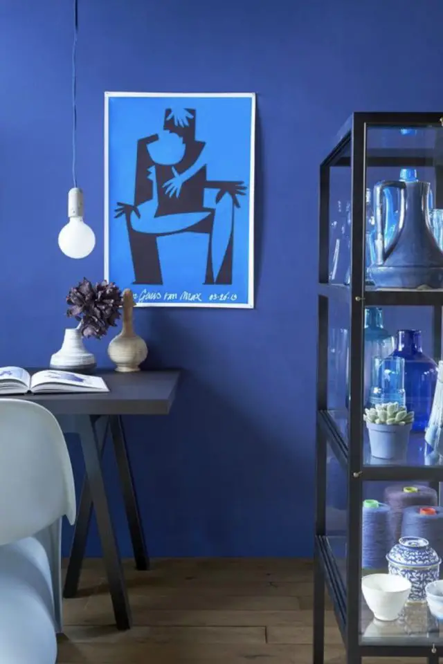 couleur deco bleu electrique exemple peinture mur ton sur ton différentes nuance de bleu affiche moderne