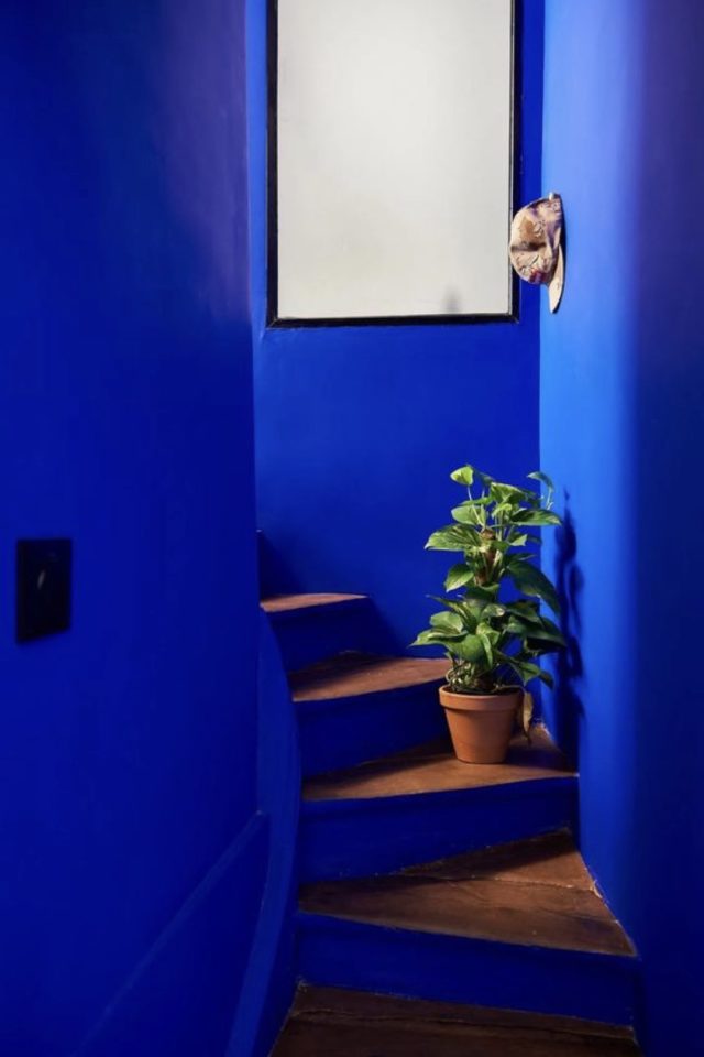 couleur deco bleu electrique exemple cage d'escalier moderne design lumière original color bloc