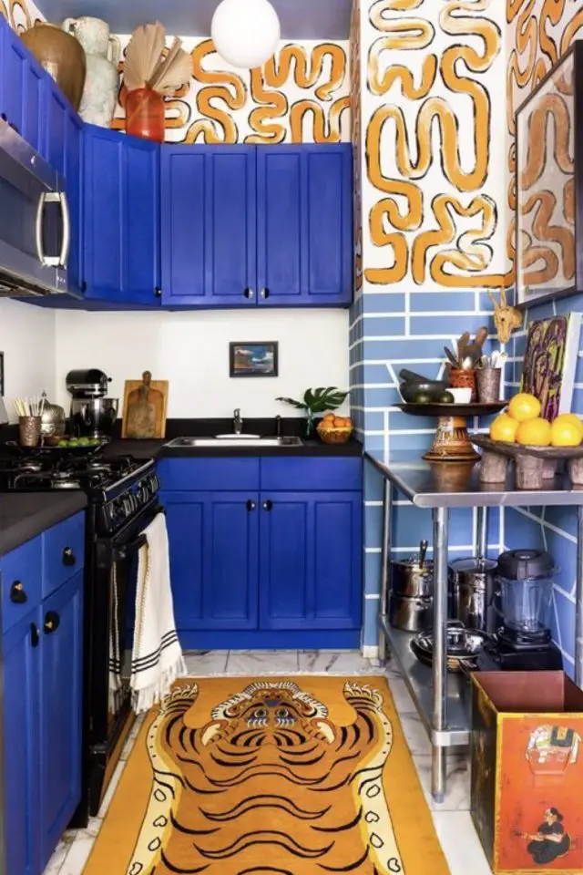 couleur deco bleu electrique exemple meuble de cuisine original peinture murale fresque décor éclectique