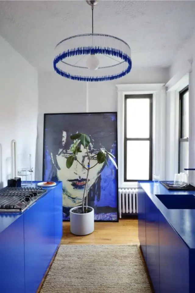 couleur deco bleu electrique exemple cuisine moderne épuré art grand tableau XXL mur blanc