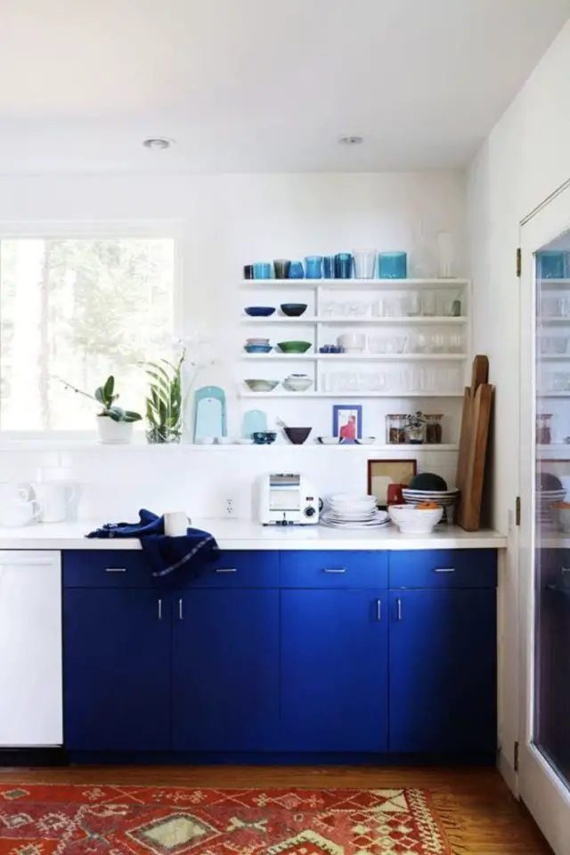 couleur deco bleu electrique exemple meuble de cuisine association avec du blanc moderne