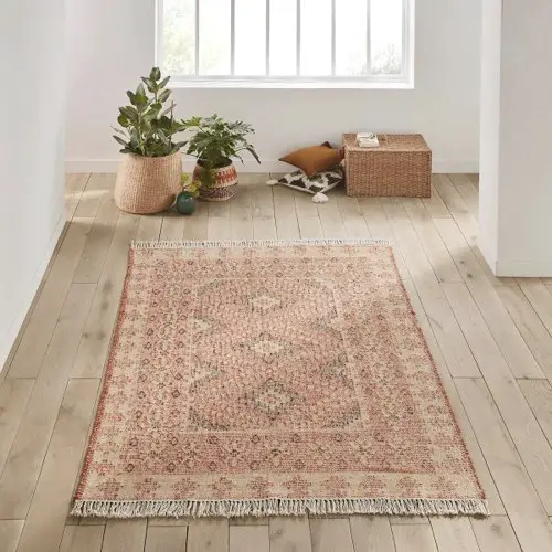 deco meuble sejour chic Tapis style kilim dominante rouge