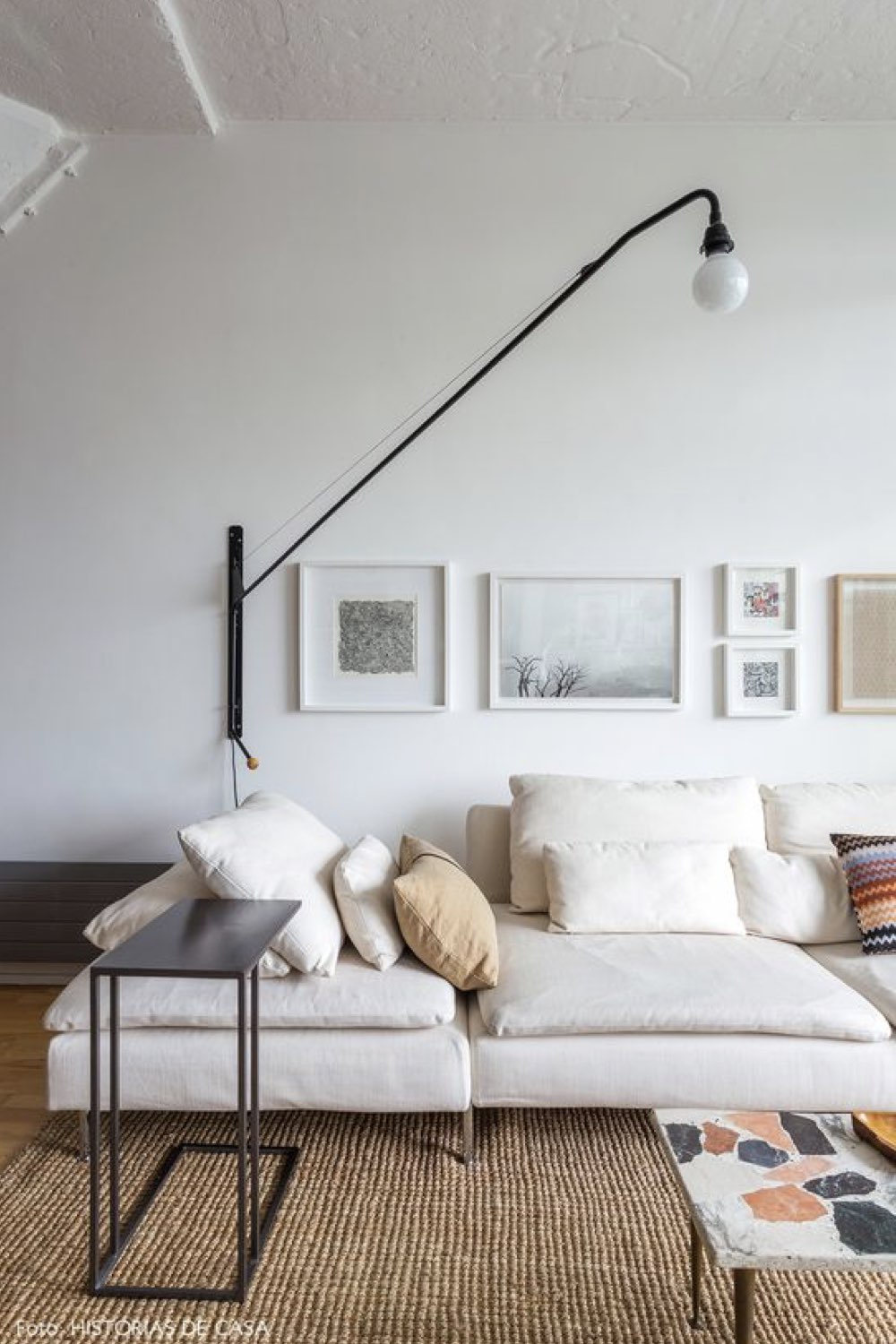 deco salon reussie exemple minimaliste design moderne canapé beige tapis naturel applique murale télescopique noire