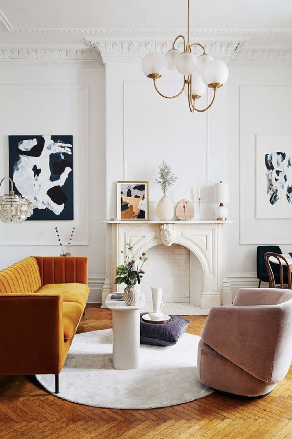 deco salon reussie exemple appartement haussmannien blanc mélange moderne et ancien couleur canapé ocre fauteuil rose