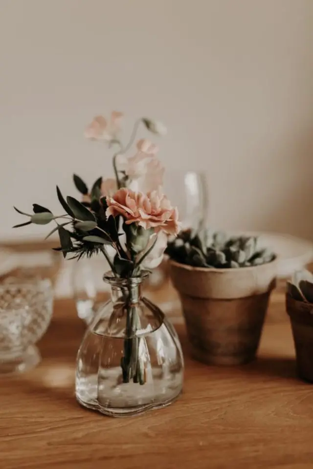 deco table fleur plante DIY pot en terre cuite petit bouquet rose poétique