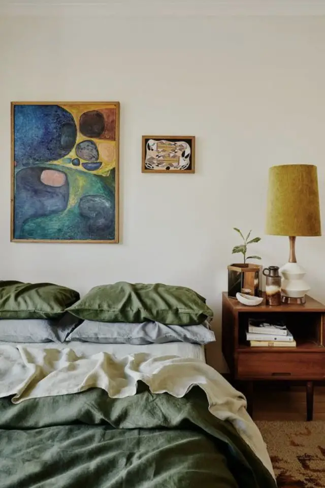 decor chambre adulte vintage moderne linge de lit couleur naturelle lampe et table de chevet rétro tableau multicolore