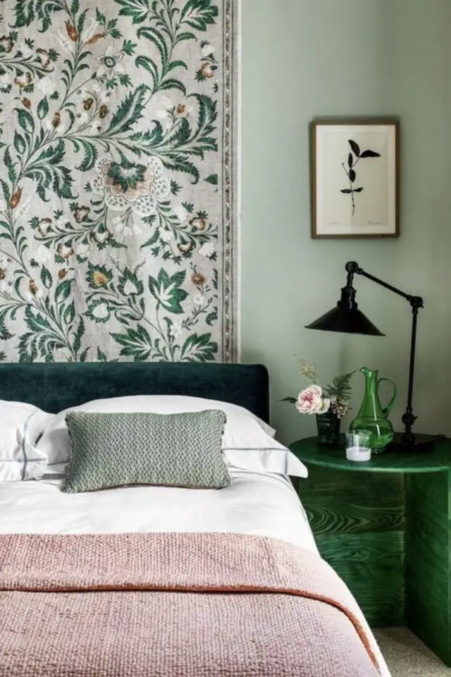 decor chambre adulte vintage moderne peinture vert sauge lampe articulée rétro noire grande tenture fleur vert
