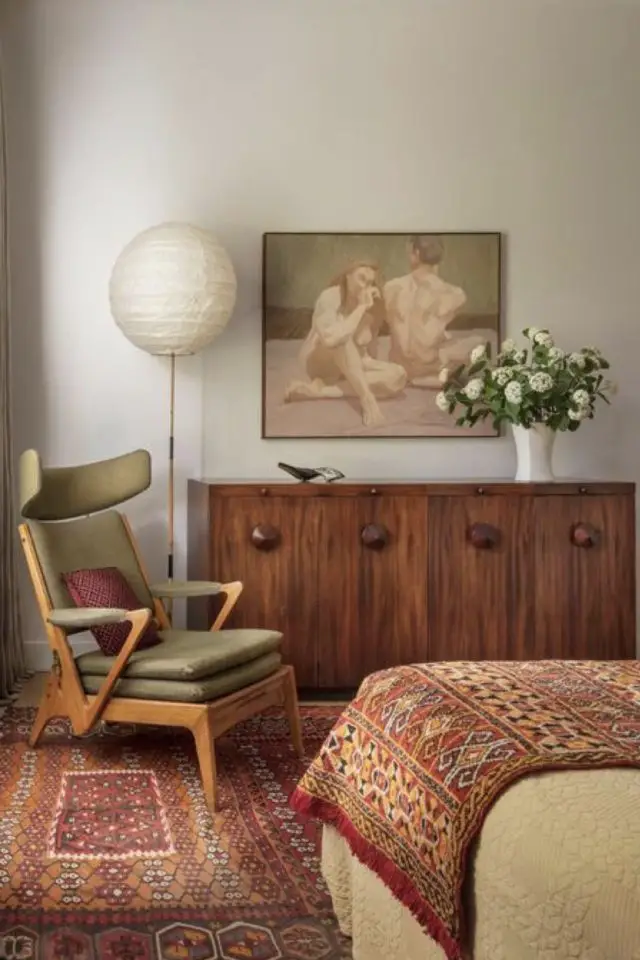 decor chambre adulte vintage moderne fauteuil design rétro enfilade commode bois sombre