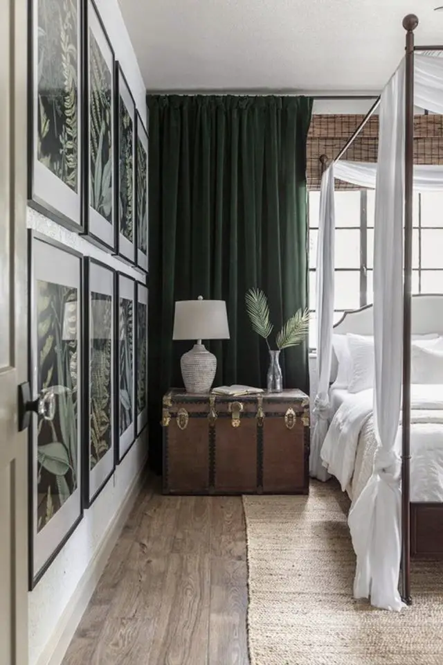 decor colonial exemple interieur chic chambre à coucher adulte lit bois baldaquin moustiquaire malle voyage rideaux verts lampes