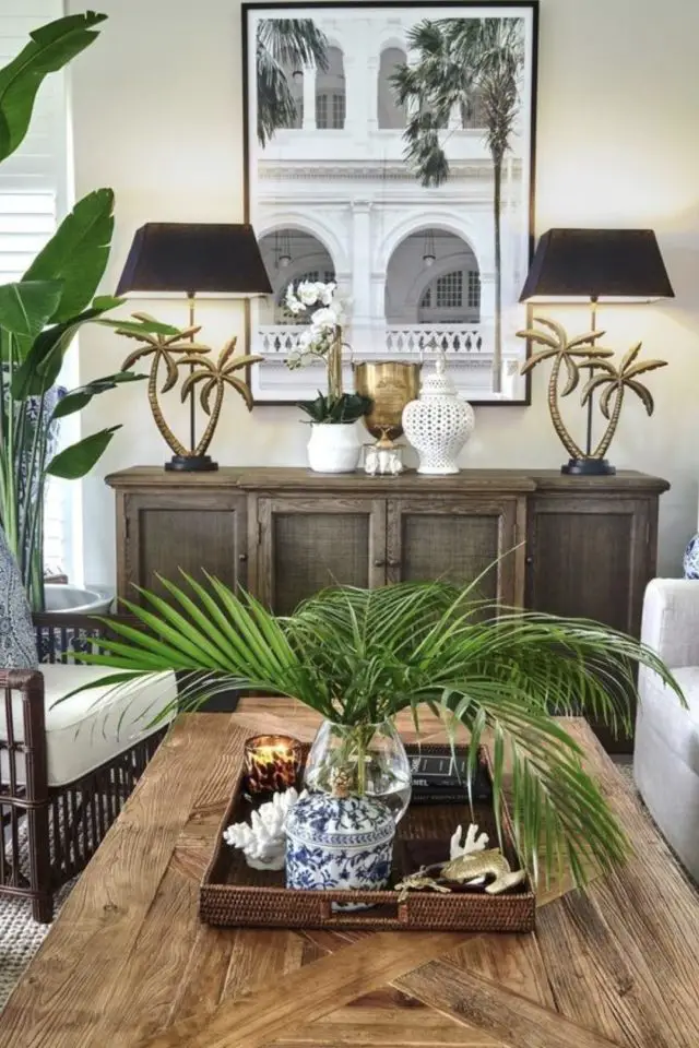 decor colonial exemple interieur chic buffet en bois sombre salon table basse couleur claire lampe tropical plantes