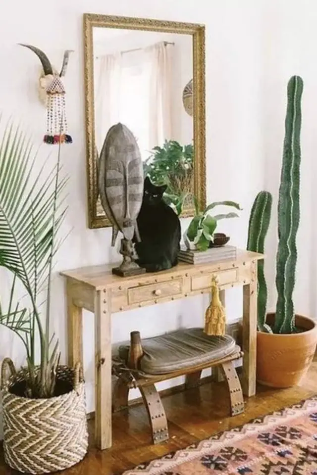 decor entree console exemple style boho chic meuble en bois plantes tropicale et cactus miroir ancien objets décoratifs ethniques