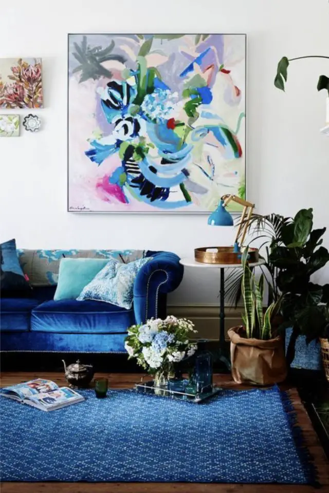 decor moderne couleur bleu electrique canapé en velours mélange ancien et moderne tableau contemporain plantes vertes tapis bleu