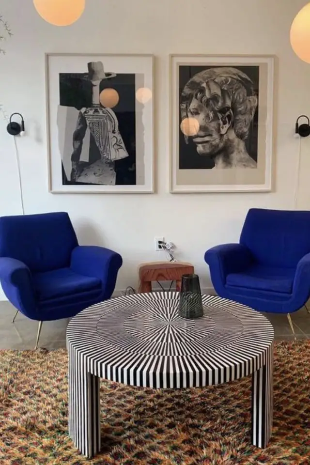 decor moderne couleur bleu electrique fauteuil design tendance éclectique chic table basse ronde