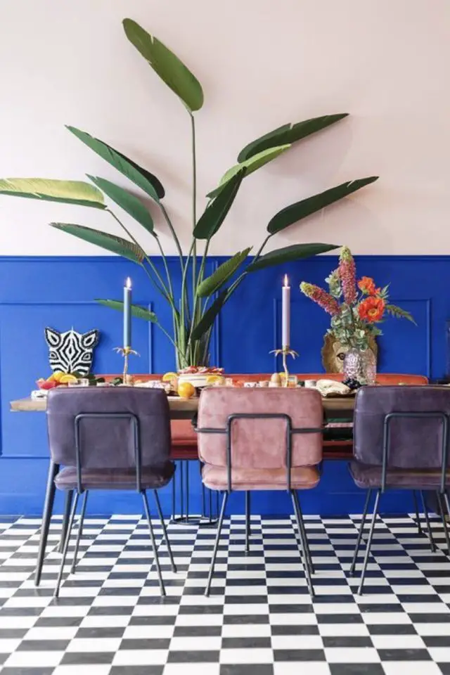 decor moderne couleur bleu electrique peinture soubassement moulure salle à manger exemple