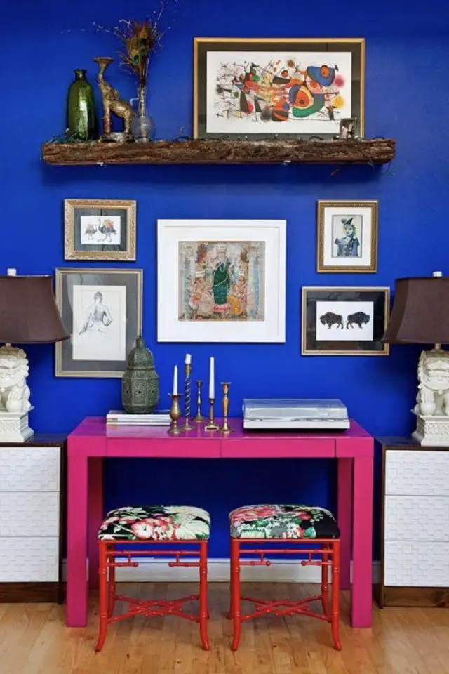 decor moderne couleur bleu electrique peinture mur séjour étagère bois console rose fluo